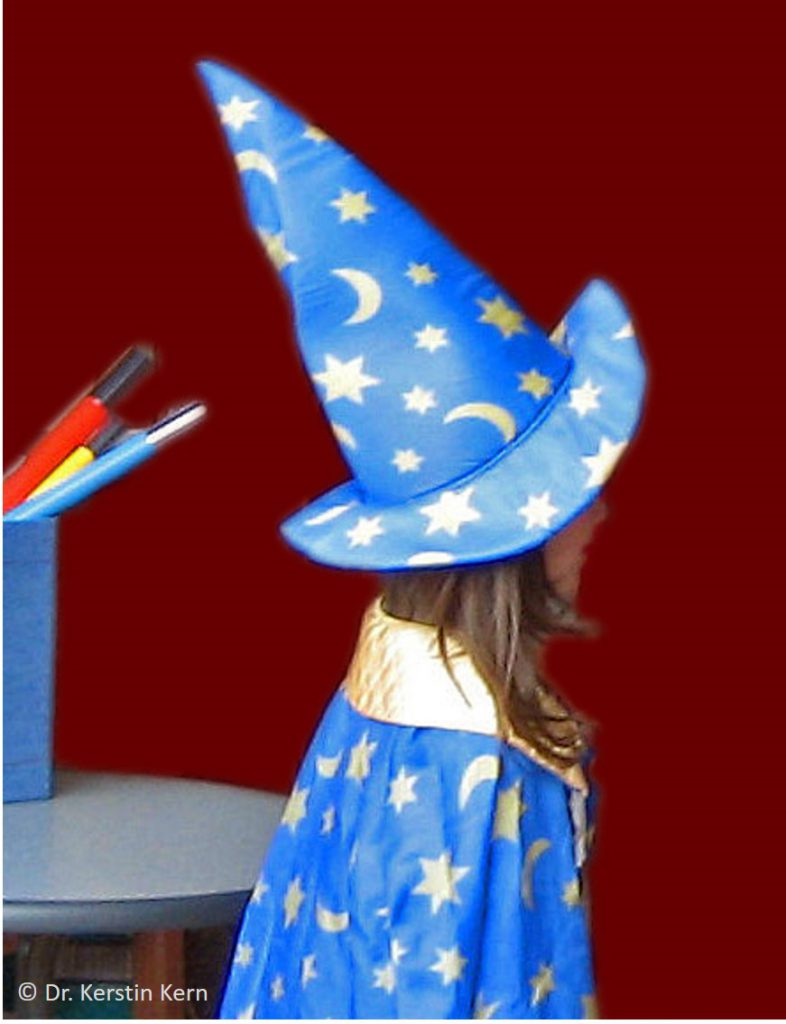 Zaubern Kind mit Hut mit Namen KK